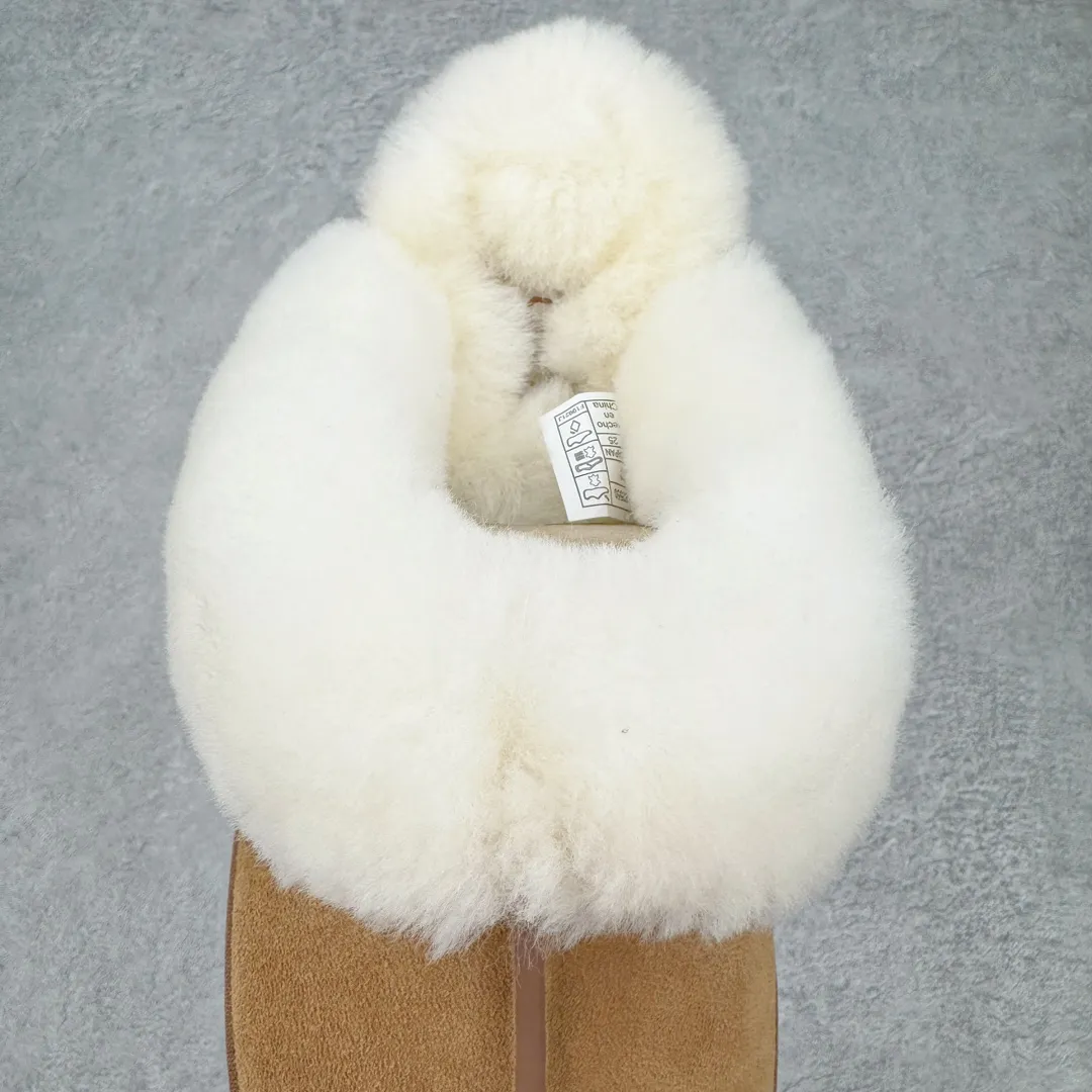 Pick up locally 💰520 UGG 2550 Star thick-soled autumn and winter sheep fur integrated snow boots. All shoes are made from ZP. Longfeng A-grade Australian imported sheep fur integrated brand OEM production line. Fully follow the ZP process. OEM original pattern maker adheres to the principle of no original shoes and no development selection. Pay attention to every detail. The most authentic TREADLITE "light wing" technology outsole on the market. Lightweight/durable/flexible/pile size: 35 36 37 38 39 40 Coding: by2936060